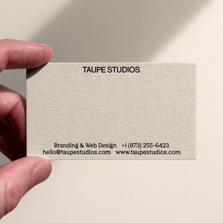 ¿Qué papel elegir para tus etiquetas o tarjetas? Guía práctica para emprendedores